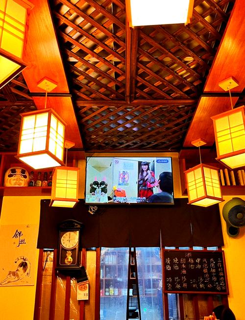 深夜食堂的灵魂!暖黄灯光下的治愈系小馆