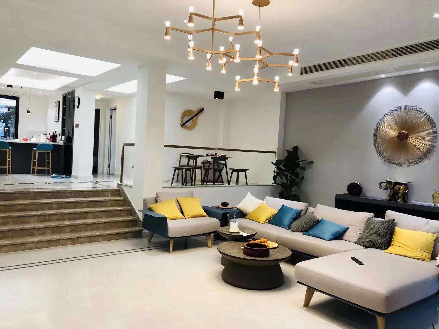 北欧极简风环形吊灯,几何造型 + 无极调光,空间层次大师 北欧极简风环形吊灯,几何造型 + 无极调光,空间层次大师