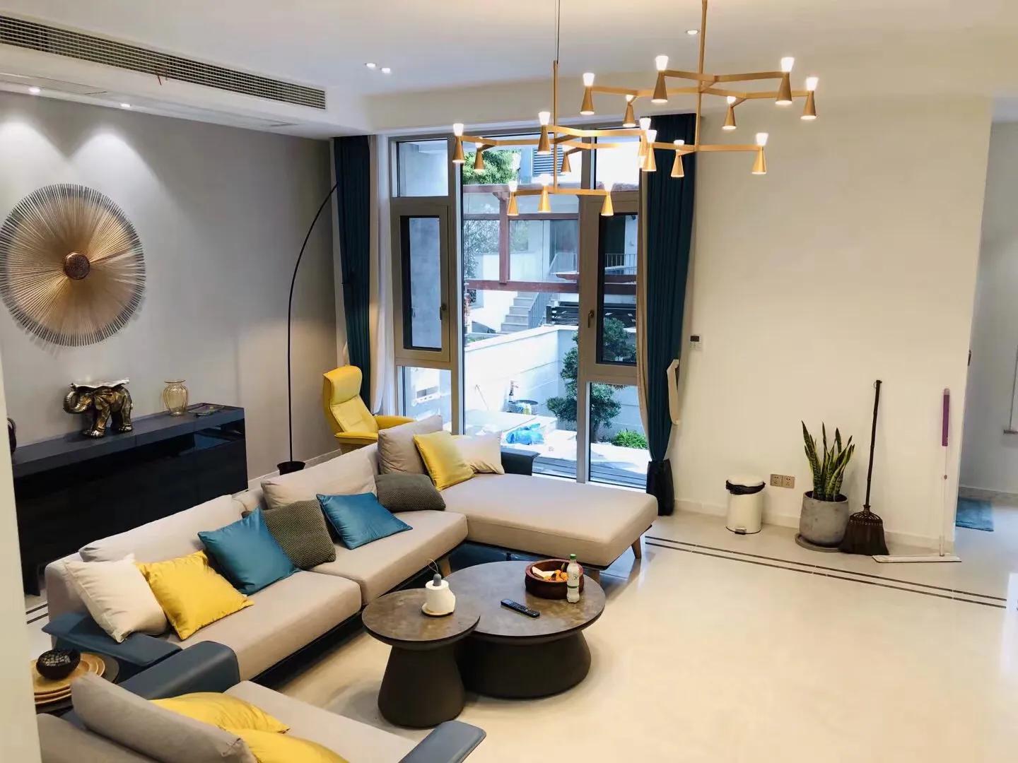 北欧极简风环形吊灯,几何造型 + 无极调光,空间层次大师 北欧极简风环形吊灯,几何造型 + 无极调光,空间层次大师